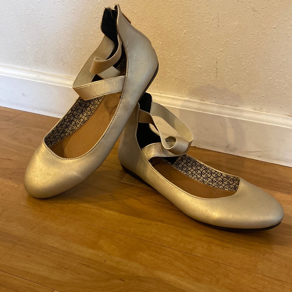 Daisy Fuentes flats, size 8, worn only once.